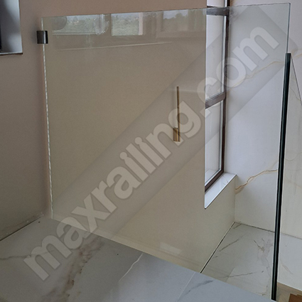 Стъклен парапет по стълби с дистанционер